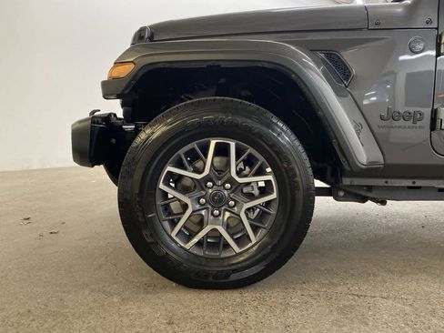 Used 2025 Jeep Wrangler Sahara image 11