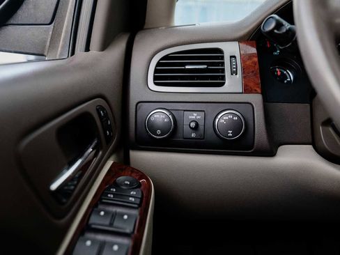 Used 2011 GMC Yukon SLT w/ SLT Chrome Package image 16