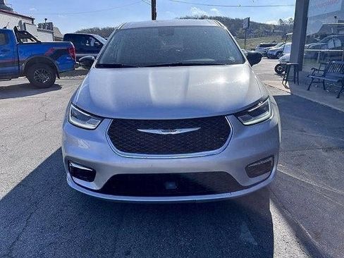 Used 2024 Chrysler Pacifica Touring-L FWD image 2