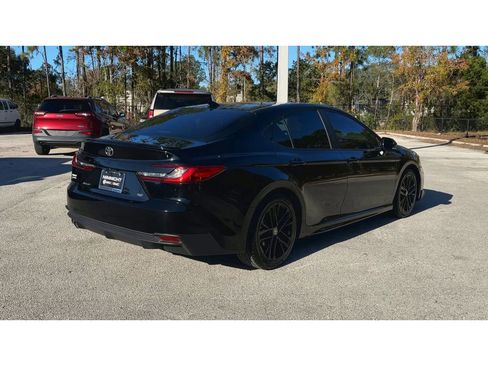 Used 2025 Toyota Camry SE image 4