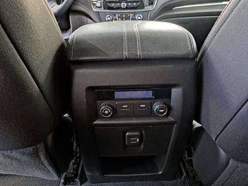 Used 2023 Chevrolet Traverse LT image 30