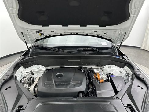 Certified 2024 Volvo XC90 T8 Ultimate w/ Protection Package Premier image 27