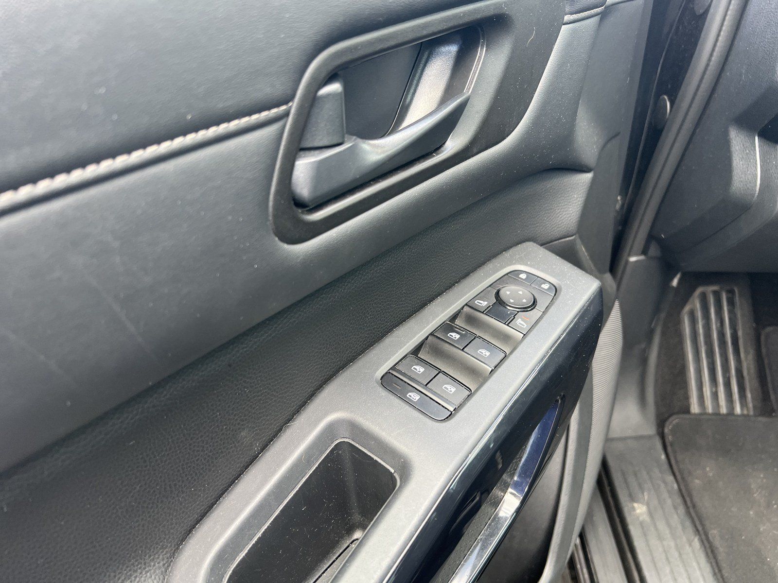 Used 2024 Nissan Pathfinder SV FWD image 11