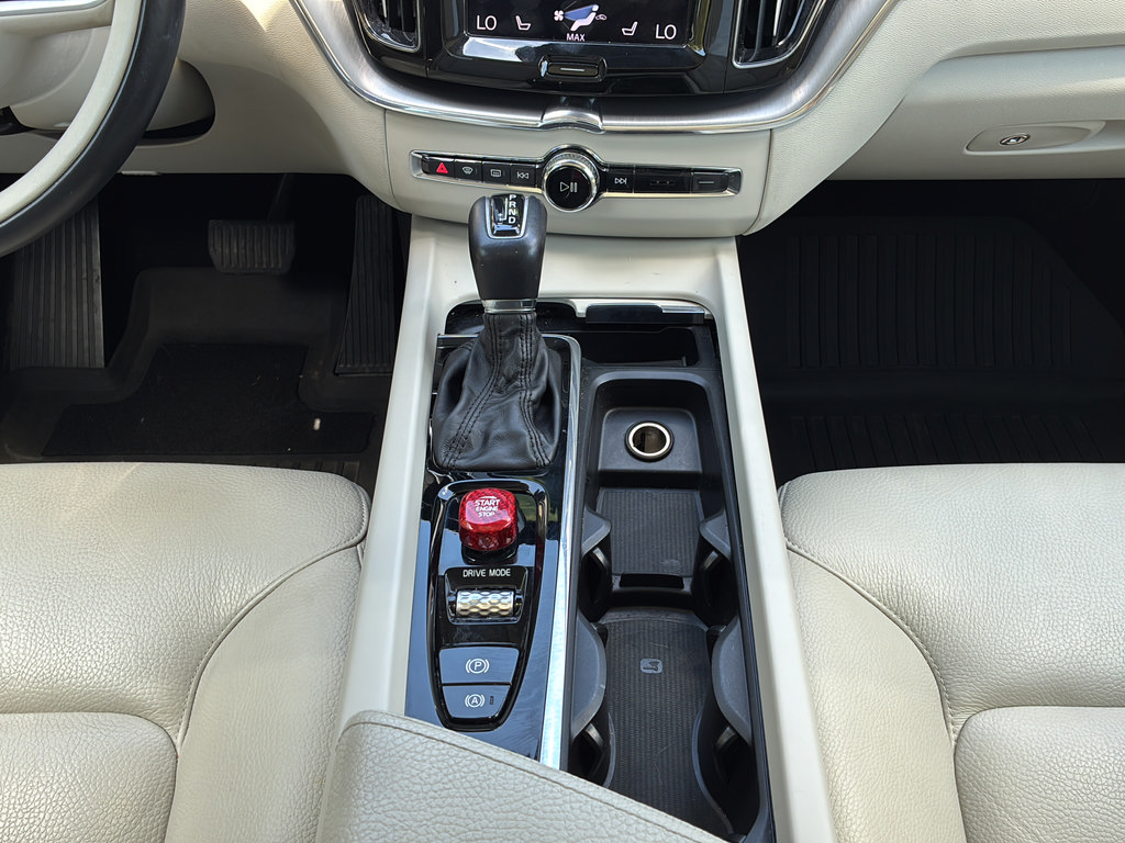 Used 2019 Volvo XC60 T6 Momentum w/ Multimedia Package AWD/4WD image 23