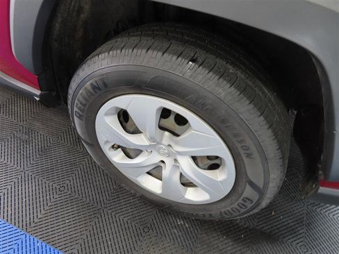 Used 2021 Toyota RAV4 LE FWD image 7