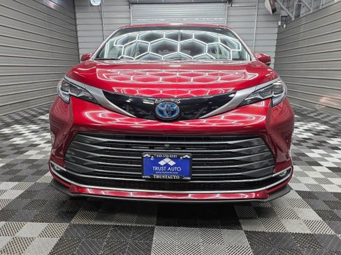 Used 2024 Toyota Sienna Platinum AWD/4WD image 3