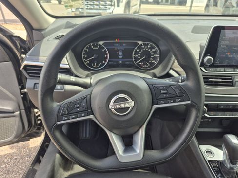Used 2025 Nissan Altima 2.5 SV FWD image 9