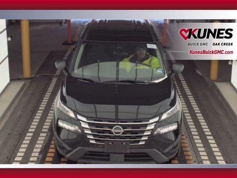 Used 2024 Nissan Rogue S image 3