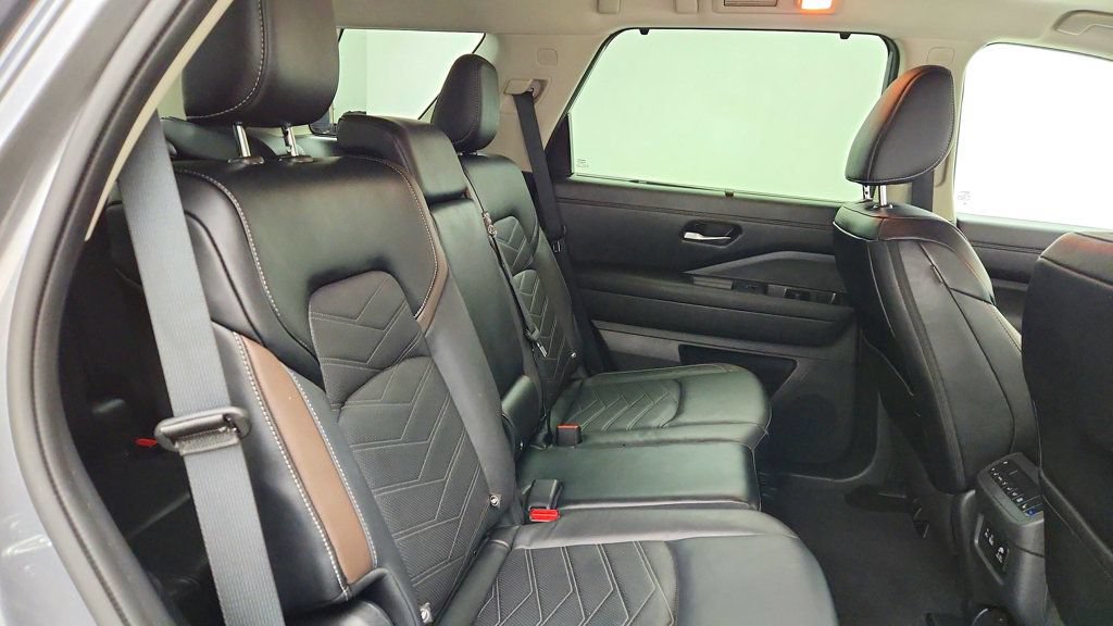 Used 2024 Nissan Pathfinder Platinum AWD/4WD image 24