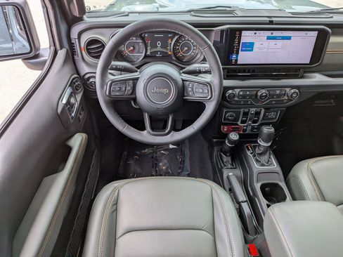 Used 2025 Jeep Gladiator Mojave w/ Convenience Group AWD/4WD image 17
