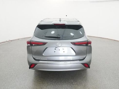 New 2026 Toyota Highlander Platinum image 7