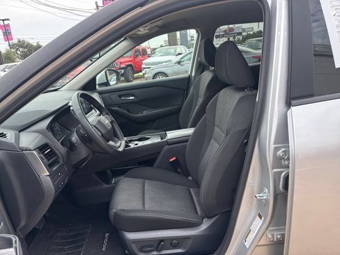 Used 2025 Nissan Rogue SV FWD image 29