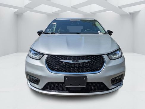 Used 2024 Chrysler Pacifica Touring-L FWD image 8