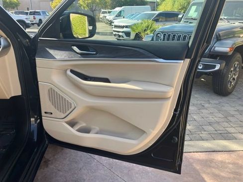 Used 2021 Jeep Grand Cherokee L Limited AWD/4WD image 29