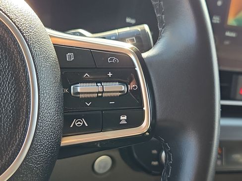 Used 2025 Kia Carnival FWD image 18