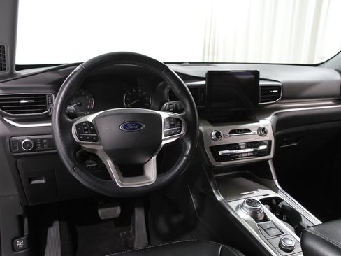 Certified 2021 Ford Explorer XLT w/ Equipment Group 202A image 7