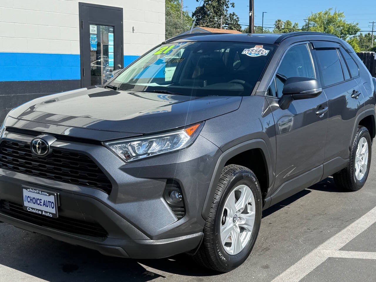 Used 2021 Toyota RAV4 XLE w/ Convenience Package FWD image 3