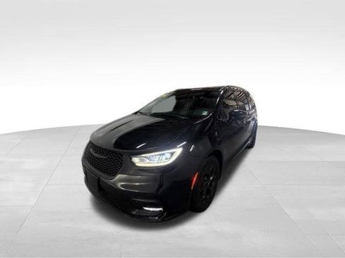 Certified 2024 Chrysler Pacifica Premium FWD image 3