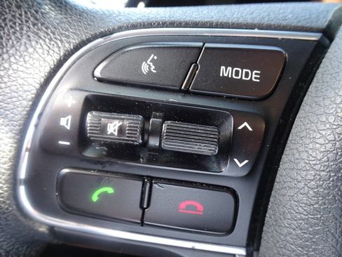 Used 2017 Kia Niro LX image 32