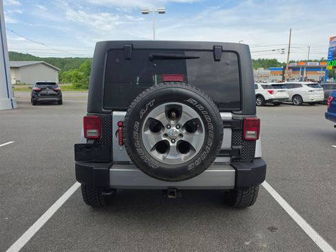 Used 2018 Jeep Wrangler Unlimited Sahara AWD/4WD image 4