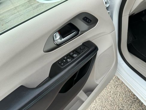 Used 2021 Chrysler Pacifica Touring-L FWD image 13