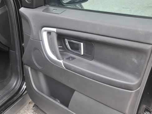 Used 2017 Land Rover Discovery Sport SE image 28