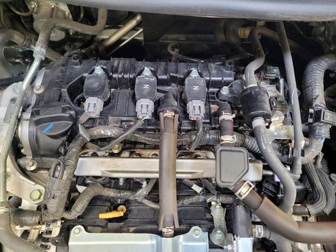 Used 2025 Nissan Versa SR FWD image 30