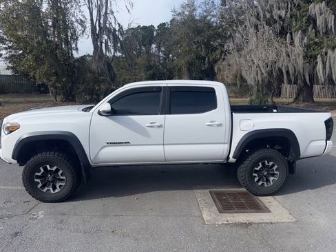 Used 2017 Toyota Tacoma TRD Off-Road image 4