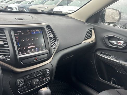 Used 2016 Jeep Cherokee Latitude w/ Cold Weather Group image 28