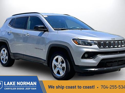 Used 2024 Jeep Compass Latitude AWD/4WD image 1