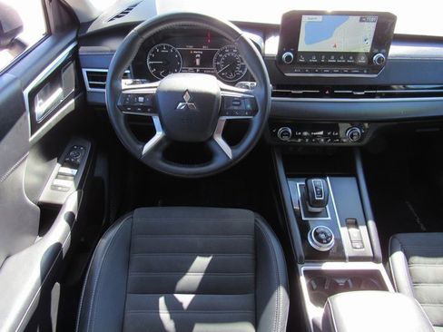 Used 2024 Mitsubishi Outlander SE image 15