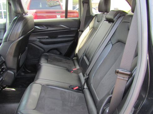 Used 2023 Jeep Grand Cherokee Altitude AWD/4WD image 9