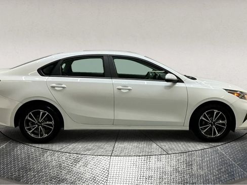 Used 2022 Kia Forte LXS image 9