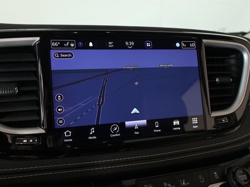 Used 2021 Chrysler Pacifica Touring-L w/ Uconnect Theater Family Group FWD image 6