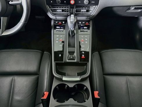 Certified 2024 Porsche Macan AWD/4WD image 16