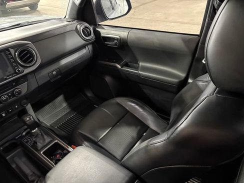 Used 2020 Toyota Tacoma TRD Sport image 28