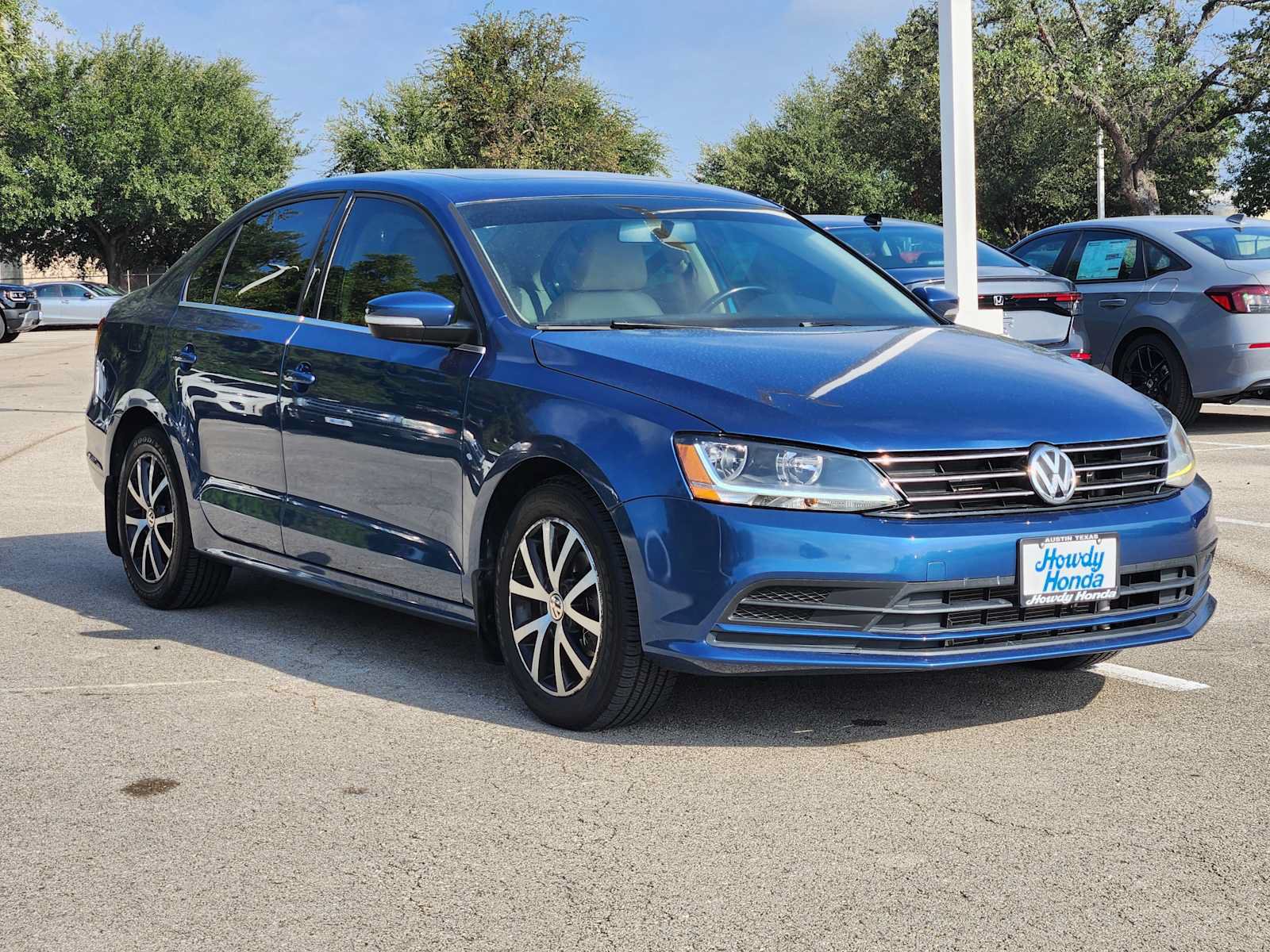 Used 2017 Volkswagen Jetta SE FWD image 3