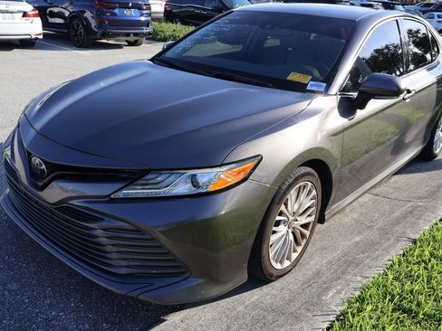 Used 2020 Toyota Camry XLE FWD image 2