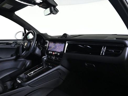 Certified 2025 Porsche Macan image 17