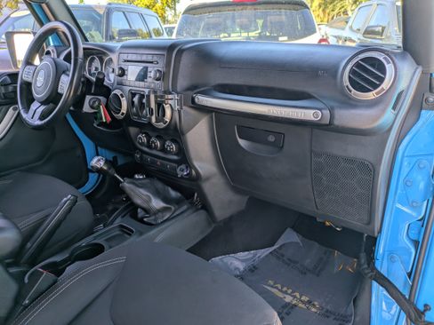 Used 2017 Jeep Wrangler Sahara w/ Connectivity Group image 16