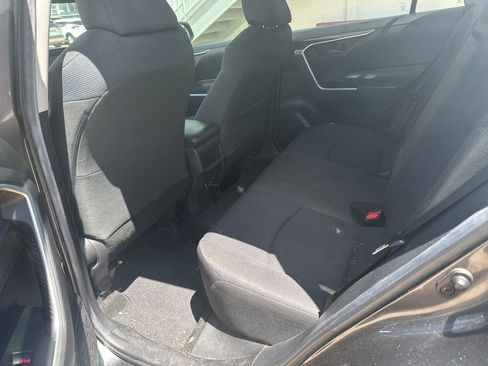Used 2020 Toyota RAV4 LE FWD image 4