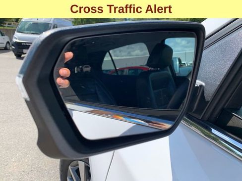 Used 2024 Chevrolet Equinox Premier image 8