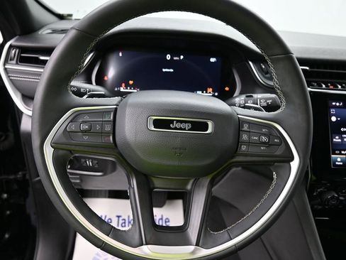 Used 2023 Jeep Grand Cherokee Altitude image 12