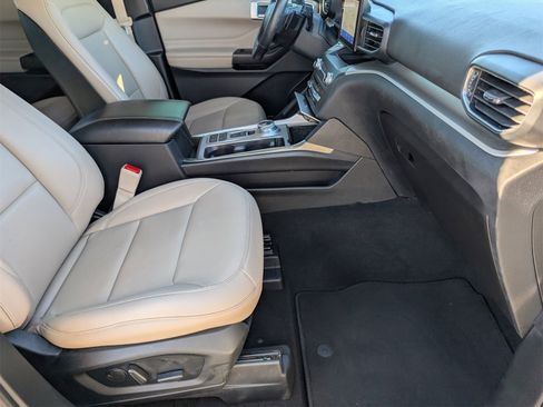 Used 2020 Ford Explorer XLT w/ Equipment Group 202A image 28
