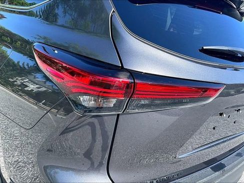 Used 2022 Toyota Highlander XLE AWD/4WD image 26