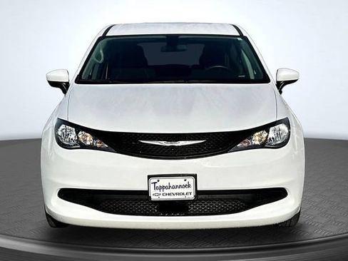 Used 2022 Chrysler Voyager LX FWD image 2