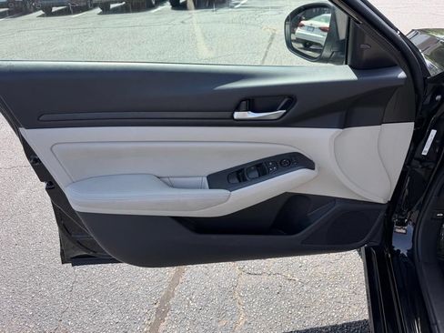 Used 2025 Nissan Altima 2.5 SV FWD image 12