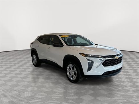 Certified 2025 Chevrolet Trax LS image 2