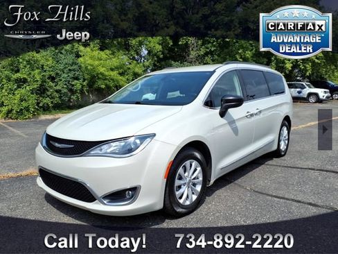 Used 2017 Chrysler Pacifica Touring-L FWD image 3