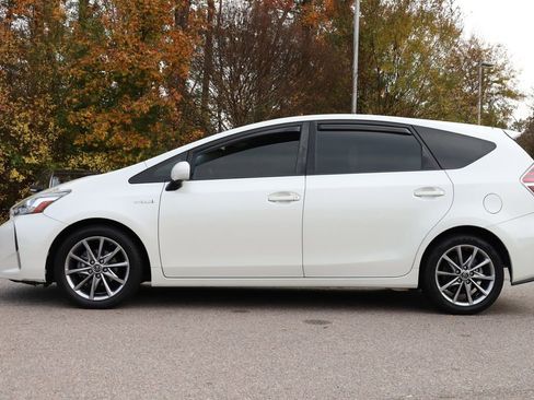 Used 2017 Toyota Prius V Five image 13